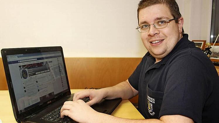 Jörg Geyer bringt die Feuerwehr Stadtsteinach auf Facebook groß raus.  Foto: Sonja Adam