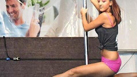 Pole-Dance-Vorführung auf der Hauptbühne. Foto: Julia Raab