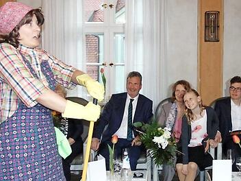 Hans-Jürgen Nekolla (2. v. l.) und seine Familie amüsierten sich über die Einlage von Zweiter Bürgermeisterin Sylvia Hofmann.  Foto: Petra Malbrich