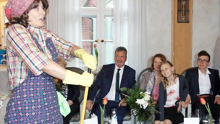 Hans-Jürgen Nekolla (2. v. l.) und seine Familie amüsierten sich über die Einlage von Zweiter Bürgermeisterin Sylvia Hofmann.  Foto: Petra Malbrich