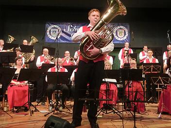Jungmusiker Moritz Pöhlmann glänzt mit seinem Tuba-Solo.Tobias Braunersreuther