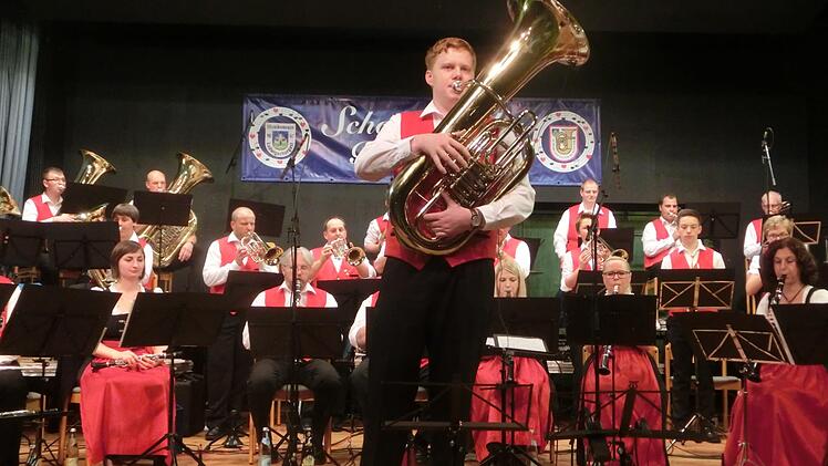 Jungmusiker Moritz Pöhlmann glänzt mit seinem Tuba-Solo.Tobias Braunersreuther