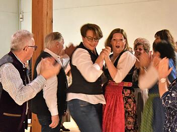 In der Alten Schäferei in Ahorn lebte am Samstag der Brauch des Kirchweihtanzes wieder auf. Foto: Gabi Arnold