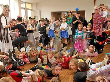 Die Stimmung im Saal trieb ihrem Höhepunkt entgegen beim neuen "Faschings-Move", dem "Robbentanzen". Die Aktion mit den wippenden Kindern wurde immer wieder gestartet. Es machte Spaß.  Foto: Günther Geiling
