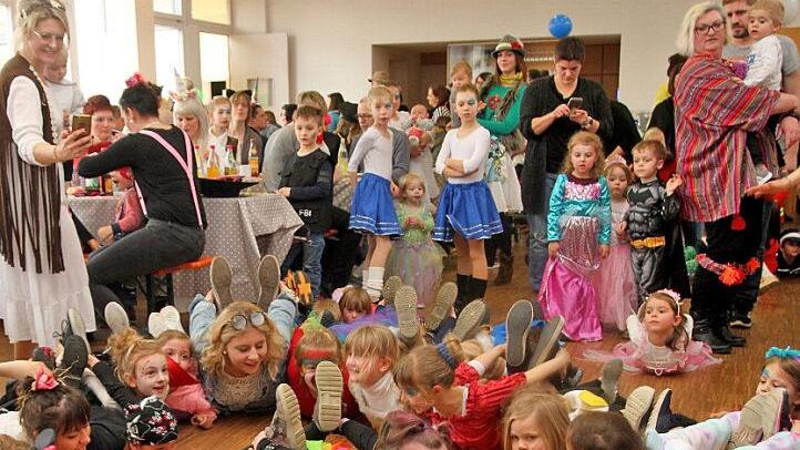 Die Stimmung im Saal trieb ihrem Höhepunkt entgegen beim neuen "Faschings-Move", dem "Robbentanzen". Die Aktion mit den wippenden Kindern wurde immer wieder gestartet. Es machte Spaß.  Foto: Günther Geiling