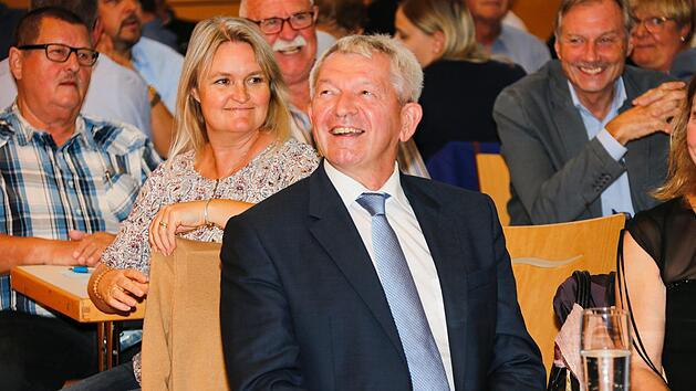 Das Strahlen sagt alles: Die CSU-Kreisdelegierten haben Johann Kalb wieder mit &uuml;ber 98 Prozent als Landratskandidaten gek&uuml;rt. Foto: M. Hoch