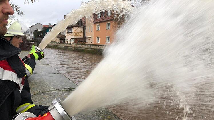 Die Feuerwehr pumpte das Wasser teilweise in den Fluss ab. Foto: Feuerwehr Kronach