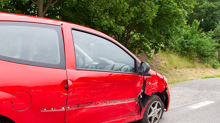 Zwei Verletzte nach Verkehrsunfall auf der B4