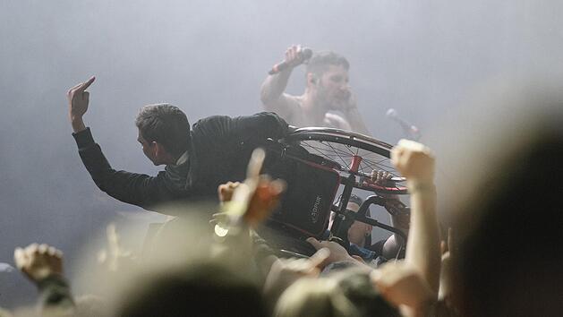 Wer zur H&ouml;lle sagt, dass ich mit Rollstuhl nicht crowdsurfen kann? Es w&auml;re sch&ouml;n, wenn Inklusion immer so funktioniert, wie bei der Show von "Swiss und die Andern" beim Posthallenfest in W&uuml;rzburg 2019.