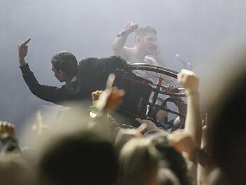 Wer zur H&ouml;lle sagt, dass ich mit Rollstuhl nicht crowdsurfen kann? Es w&auml;re sch&ouml;n, wenn Inklusion immer so funktioniert, wie bei der Show von "Swiss und die Andern" beim Posthallenfest in W&uuml;rzburg 2019.