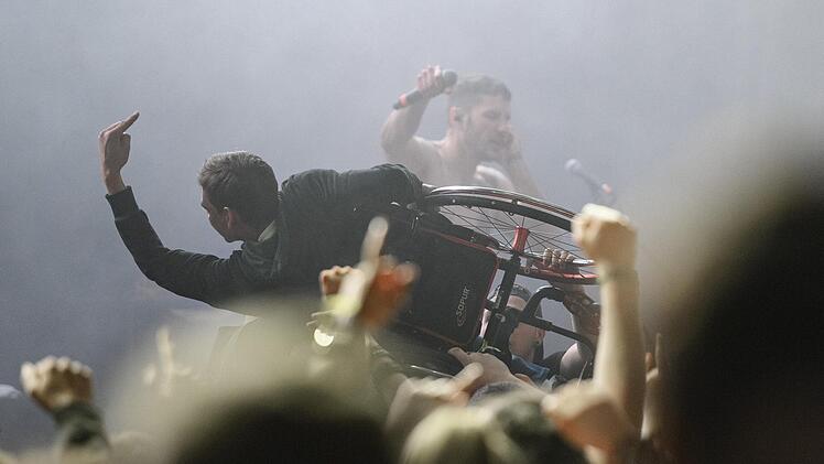 Wer zur H&ouml;lle sagt, dass ich mit Rollstuhl nicht crowdsurfen kann? Es w&auml;re sch&ouml;n, wenn Inklusion immer so funktioniert, wie bei der Show von "Swiss und die Andern" beim Posthallenfest in W&uuml;rzburg 2019.