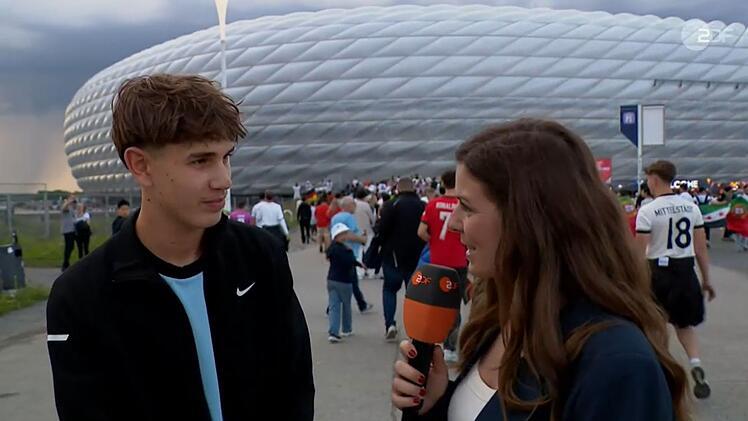 Balljunge Noel im Interview mit Amelie Stiefvatter.