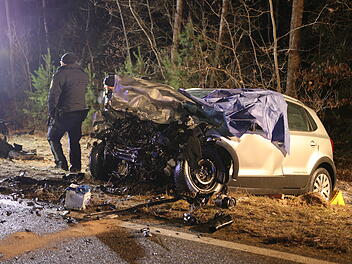 Schwerer Frontalzusammensto&szlig;: T&ouml;dlicher Verkehrsunfall mit zwei Schwerverletzten