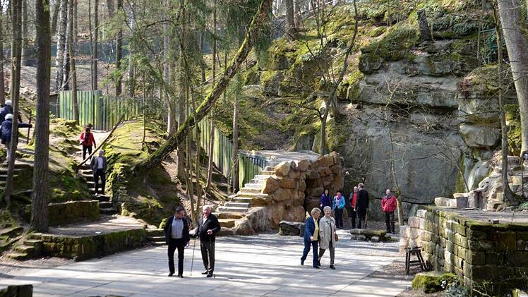 Auch die Bühne selbst mit der neuen "Dechant-Grotte" im Hintergrund stand im Interesse der Besucher.