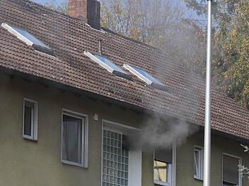Aus dem Treppenhausfenster quoll dichter Qualm. Fotos: Michael Busch, Richard Sänger