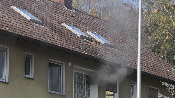 Aus dem Treppenhausfenster quoll dichter Qualm. Fotos: Michael Busch, Richard Sänger