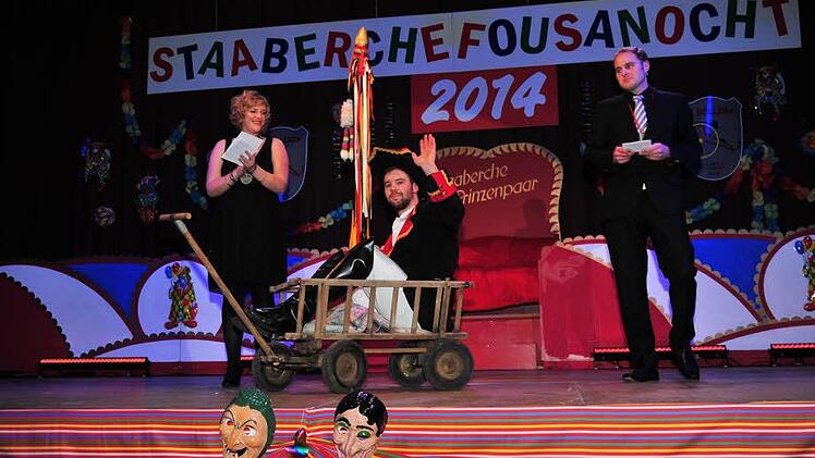 Die Conférenciers Carina und Alexander Jakob hatten den neuen Tambourmajor Sebastian Scherbel (Mitte) im Gepäck. Da er aus Neuaboch stammt, standesgemäß im Zigeunerwagen.