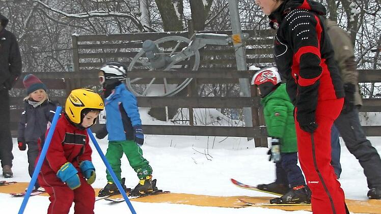 Ab vier Jahren kann man an einem Gruppen-Skikurs teilnehmen.