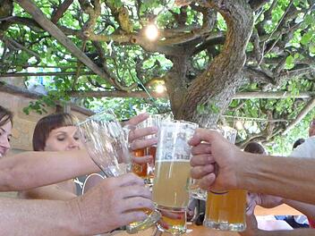 In Limmersdorf gibt es mit der Pöhlmannschen Gastwirtschaft "Zur realen Schankgerechtigkeit" seit einigen Jahren wieder ein klassisches Dorfwirtshaus, wo man sich trifft, miteinander redet und die Geselligkeit pflegt. Aber in vielen fränkischen Orten sieht es schlecht aus - dort hat das Dorfwirtshaus längst zugemacht. Foto: Katharina Müller-Sanke