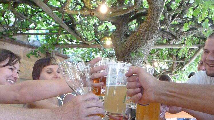 In Limmersdorf gibt es mit der Pöhlmannschen Gastwirtschaft "Zur realen Schankgerechtigkeit" seit einigen Jahren wieder ein klassisches Dorfwirtshaus, wo man sich trifft, miteinander redet und die Geselligkeit pflegt. Aber in vielen fränkischen Orten sieht es schlecht aus - dort hat das Dorfwirtshaus längst zugemacht. Foto: Katharina Müller-Sanke