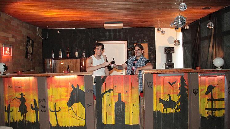 Ein Prost auf die neue Bar. Foto: Jürgen Gärtner