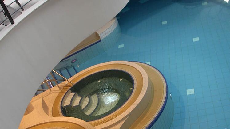 Blick auf die ebenfalls neu gestalteten Whirlpools Foto: Matthias Einwag