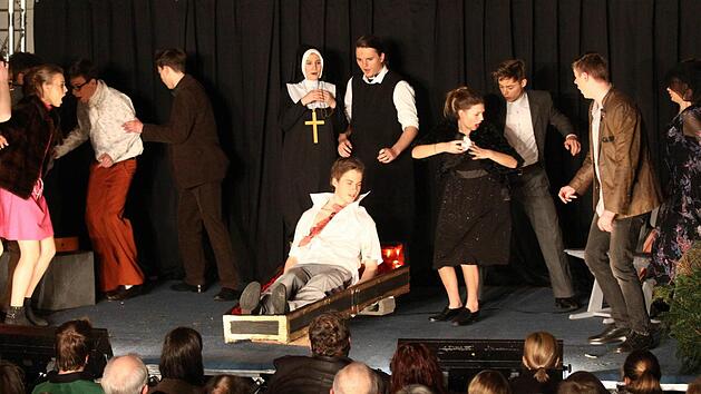 Panik kommt auf der B&uuml;hne auf, als sich "der Selbstm&ouml;rder" Kevin Opitz im Sarg f&uuml;r das Leben entscheidet. Foto: Thomas Dill