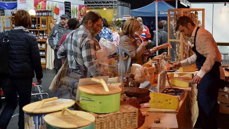 Ob drinnen in oder vor der Halle: Am Thema Essen und Trinken kam bei der Gesundheitsmesse niemand vorbei.  Foto: Andrea Spörlein