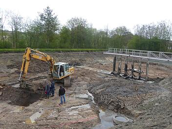 In Rauhenebrach hat der Umbau der Kläranlage in Prölsdorf begonnen. 1,6 Millionen Euro werden in das Projekt fließen, für das der Gemeinderat am Dienstagabend mehrere Aufträge vergab. Vor drei Wochen entstand dieses Bild, als der Schlamm aus der Kläranlage Prölsdorf abgeräumt und das Grundwasser noch nicht abgepumpt wurde. Links im Hintergrund liegt die Prölsdorfer Siedlung (Richtung Oberfranken). Foto: Sabine Weinbeer