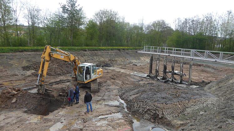 In Rauhenebrach hat der Umbau der Kläranlage in Prölsdorf begonnen. 1,6 Millionen Euro werden in das Projekt fließen, für das der Gemeinderat am Dienstagabend mehrere Aufträge vergab. Vor drei Wochen entstand dieses Bild, als der Schlamm aus der Kläranlage Prölsdorf abgeräumt und das Grundwasser noch nicht abgepumpt wurde. Links im Hintergrund liegt die Prölsdorfer Siedlung (Richtung Oberfranken). Foto: Sabine Weinbeer