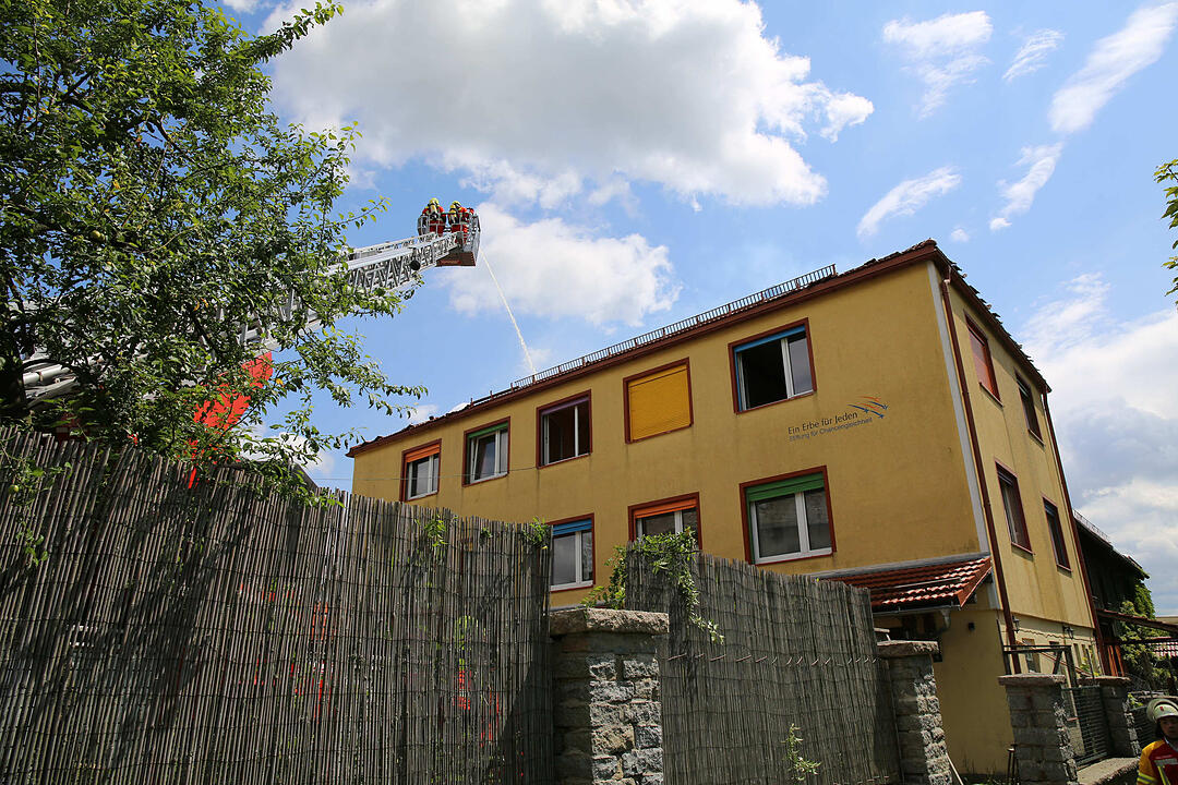 Feuer erweist sich als hartnŠckig - Dachstuhl von Wohnhaus geht in Flammen auf