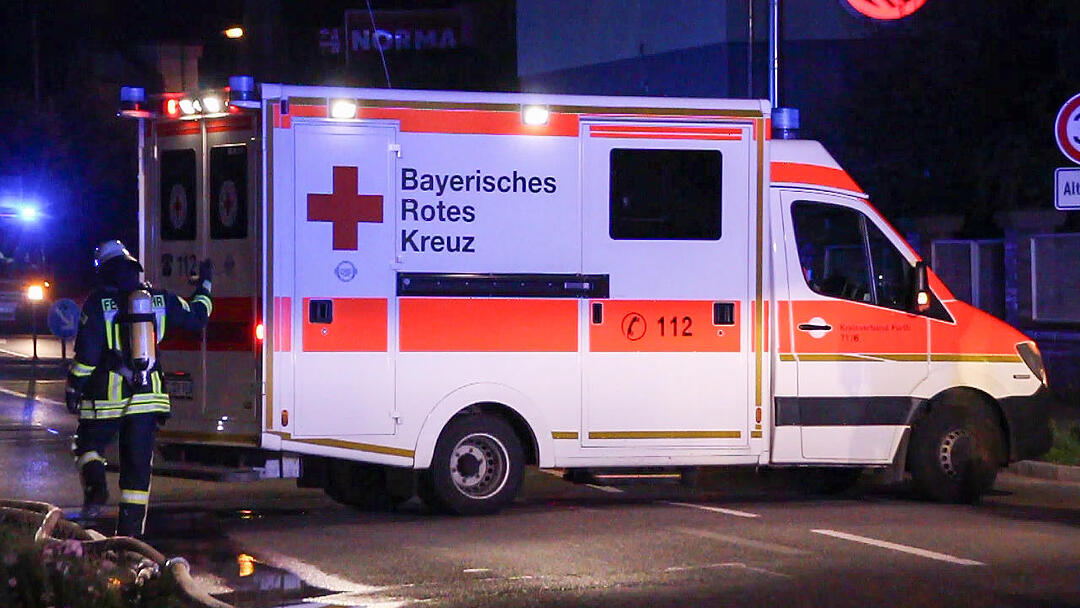 Dachstuhlbrand fordert Feuerwehr: Brandobjekt schwer zugänglich