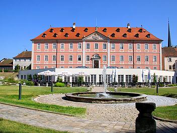 Schloss Reichmannsdorf bei Schlüsselfeld. Ein eigener Golfplatz, schallisolierte Zimmer und ein Restaurant mit Barockgarten lassen kaum Wünsche offen.