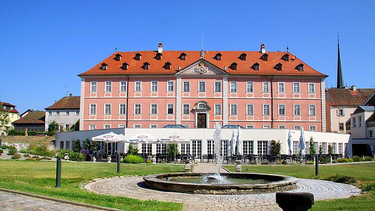 Schloss Reichmannsdorf bei Schlüsselfeld. Ein eigener Golfplatz, schallisolierte Zimmer und ein Restaurant mit Barockgarten lassen kaum Wünsche offen.
