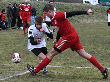 Johannes Hüfner (rechts, DJK Schondra) versucht im Testspiel am Strafraum, Bad Brückenaus Johannes Meixner zu stoppen.  Foto: Hopf