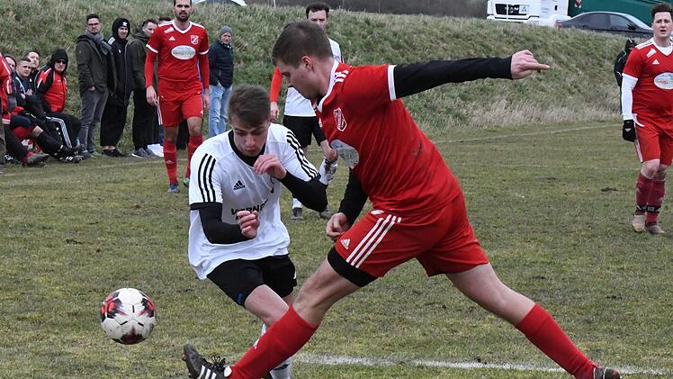 Johannes Hüfner (rechts, DJK Schondra) versucht im Testspiel am Strafraum, Bad Brückenaus Johannes Meixner zu stoppen.  Foto: Hopf
