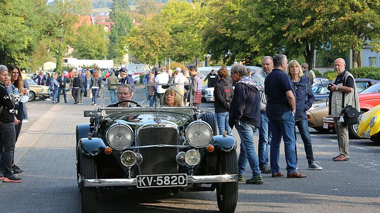 Die Oldtimer treffen am Weiherparkplatz ein. Foto: Thomas Malz