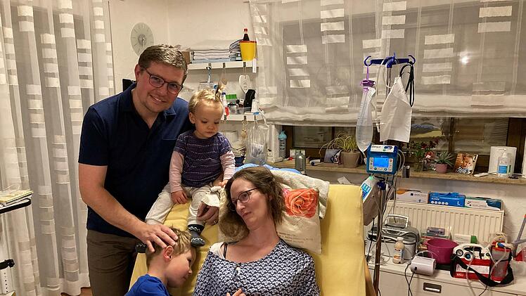 Familie Kuhnlein: Tobias mit Laurena, Florentin und Juliane im Pflegebett.