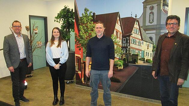 B&uuml;rgermeister Ren&eacute; Gerner (von links) pr&auml;mierte die drei besten Motive des Foto-Wettbewerbs, die Anna-Lena Wiesler, Sven Hartmann und Dieter B&uuml;ttner gelangen.