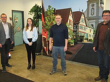 Bürgermeister René Gerner (von links) prämierte die drei besten Motive des Foto-Wettbewerbs, die Anna-Lena Wiesler, Sven Hartmann und Dieter Büttner gelangen.