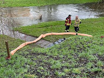 Großer Feuerwehreinsatz: Öl läuft in Saale