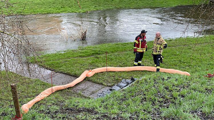 Großer Feuerwehreinsatz: Öl läuft in Saale
