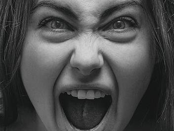 Junge Frau (20) in Kitzingen droht ehemalige Freundin "abzustechen" - Mutter ruft Polizei
