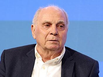 Uli Hoene&szlig; w&uuml;nscht sich, dass Manuel Neuer ein Jahr verl&auml;ngert.