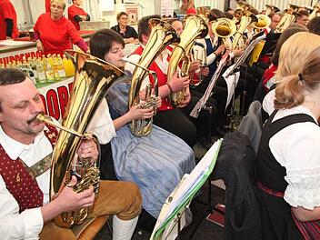 Rund zweihundert Musiker ließen bei der Serenade am Samstag im Festzelt in Hohepölz ihre Instrumente erklingen.  Foto: Georg Wolf