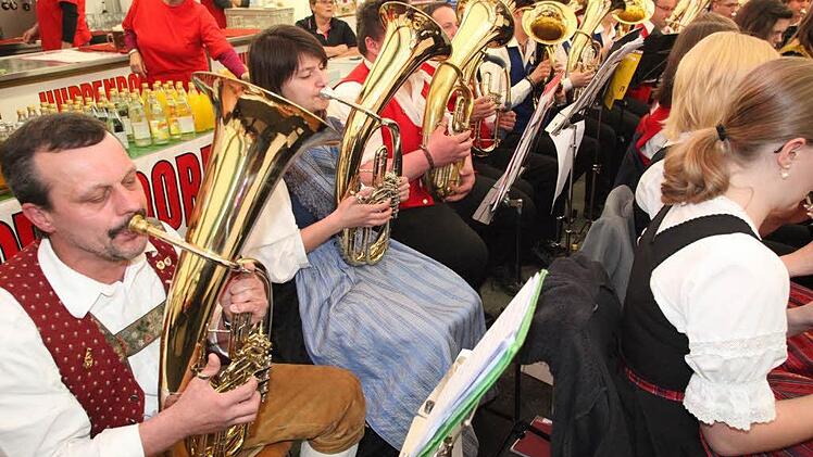 Rund zweihundert Musiker ließen bei der Serenade am Samstag im Festzelt in Hohepölz ihre Instrumente erklingen.  Foto: Georg Wolf
