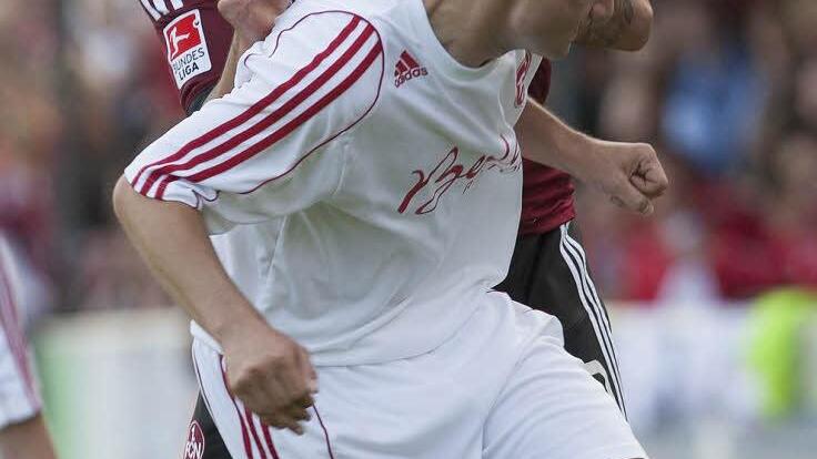 Der Nürnberger Timo Gebhardt (hinten) drückt den Lichtenfelser Pascal Scholz im Kampf um den Ball weg. Foto: Uwe Gick