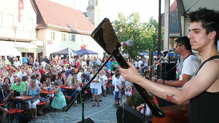 Die Band Apparatschik sorgte auf dem Höchstadter Marktplatz für russisches Flair. alle Fotos: Evi Seeger