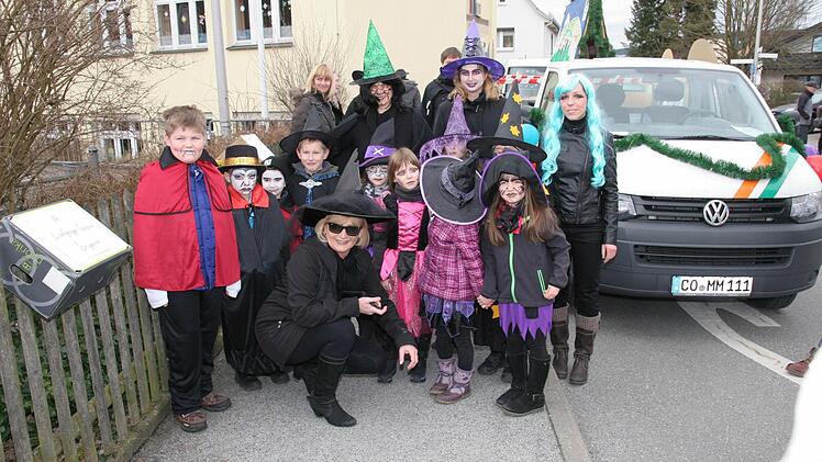 Viele Hexen waren beim Umzug dabei.