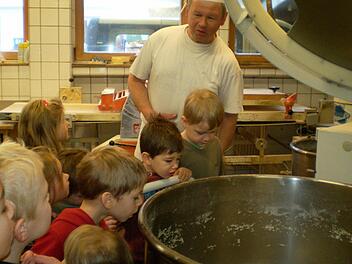 Die Kinder beim Besuch in der Backstube Kemmer. Foto: Sandra Späth